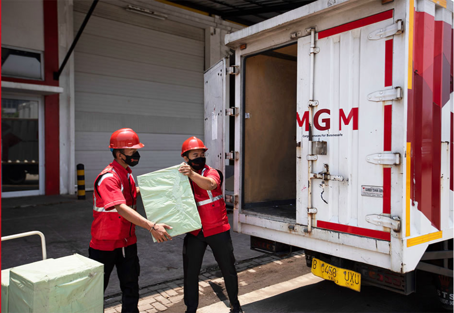 Pemuatan Kargo ke Box Truk